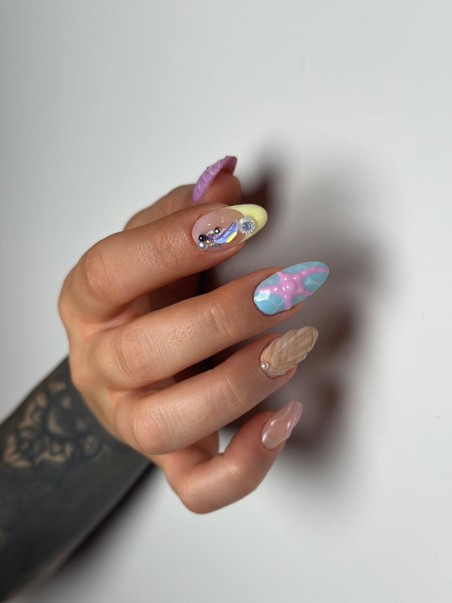 خدمات ناخن و آرایش دائم ساراموسویان