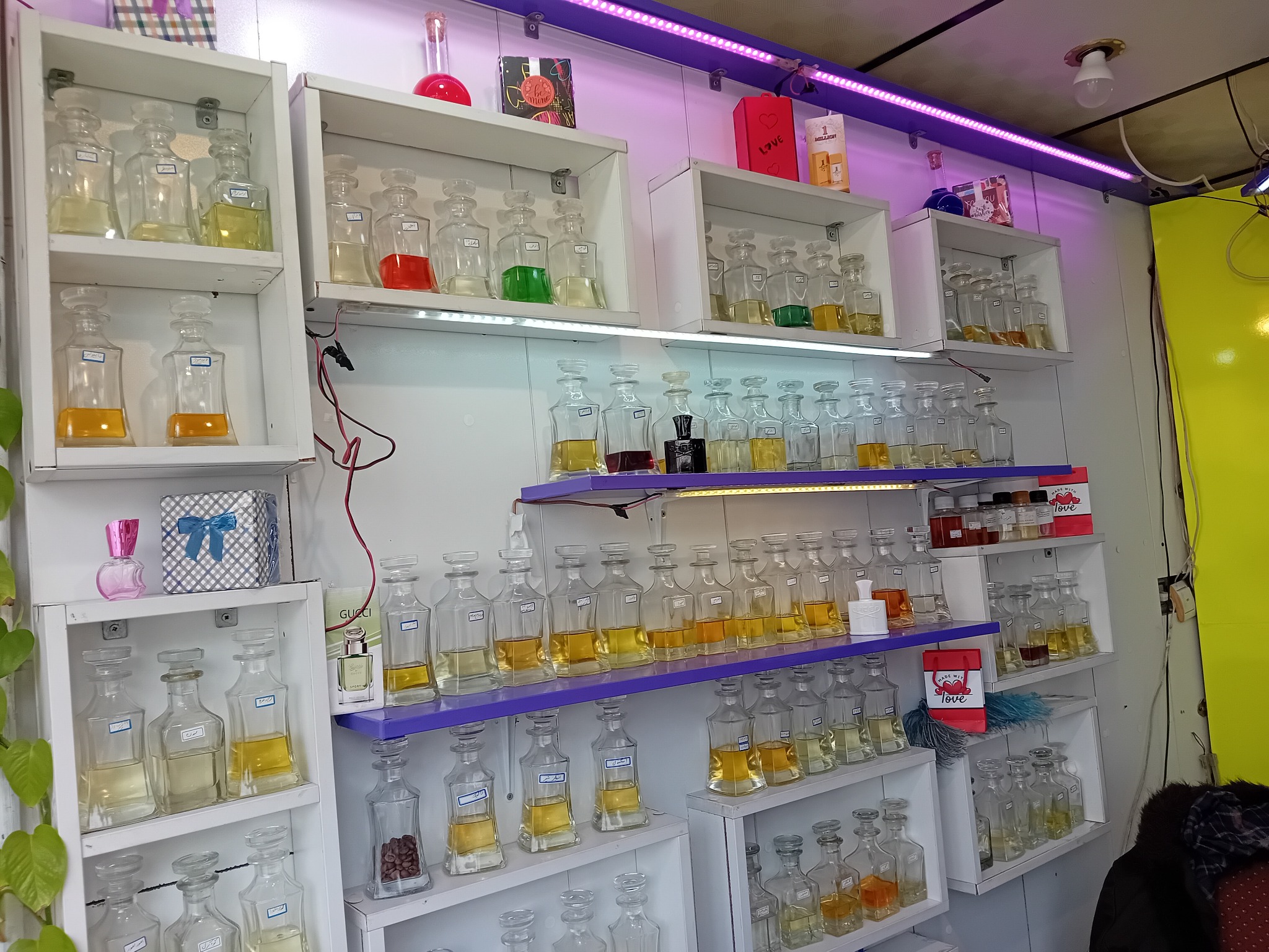 برای دیده شدن فقط یک پیس کافیست عطر گیسو