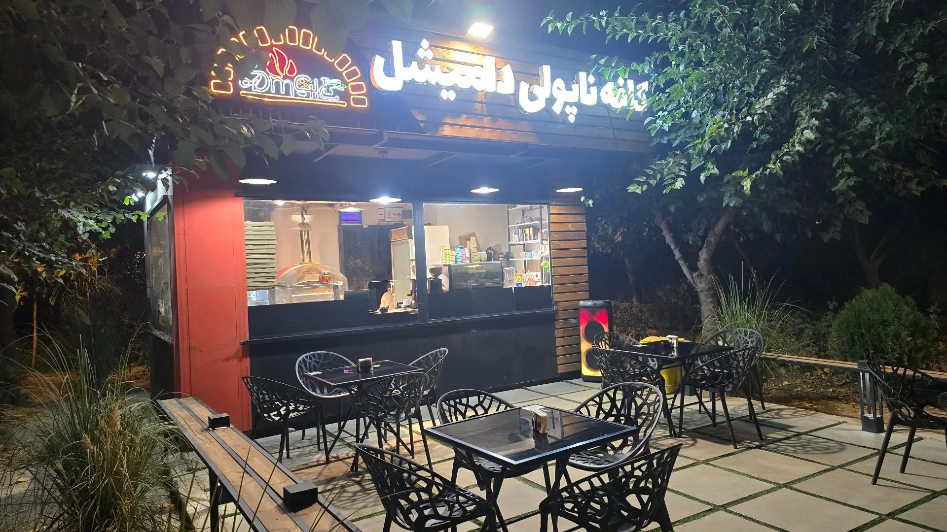 کافه رستوران لاویکیا