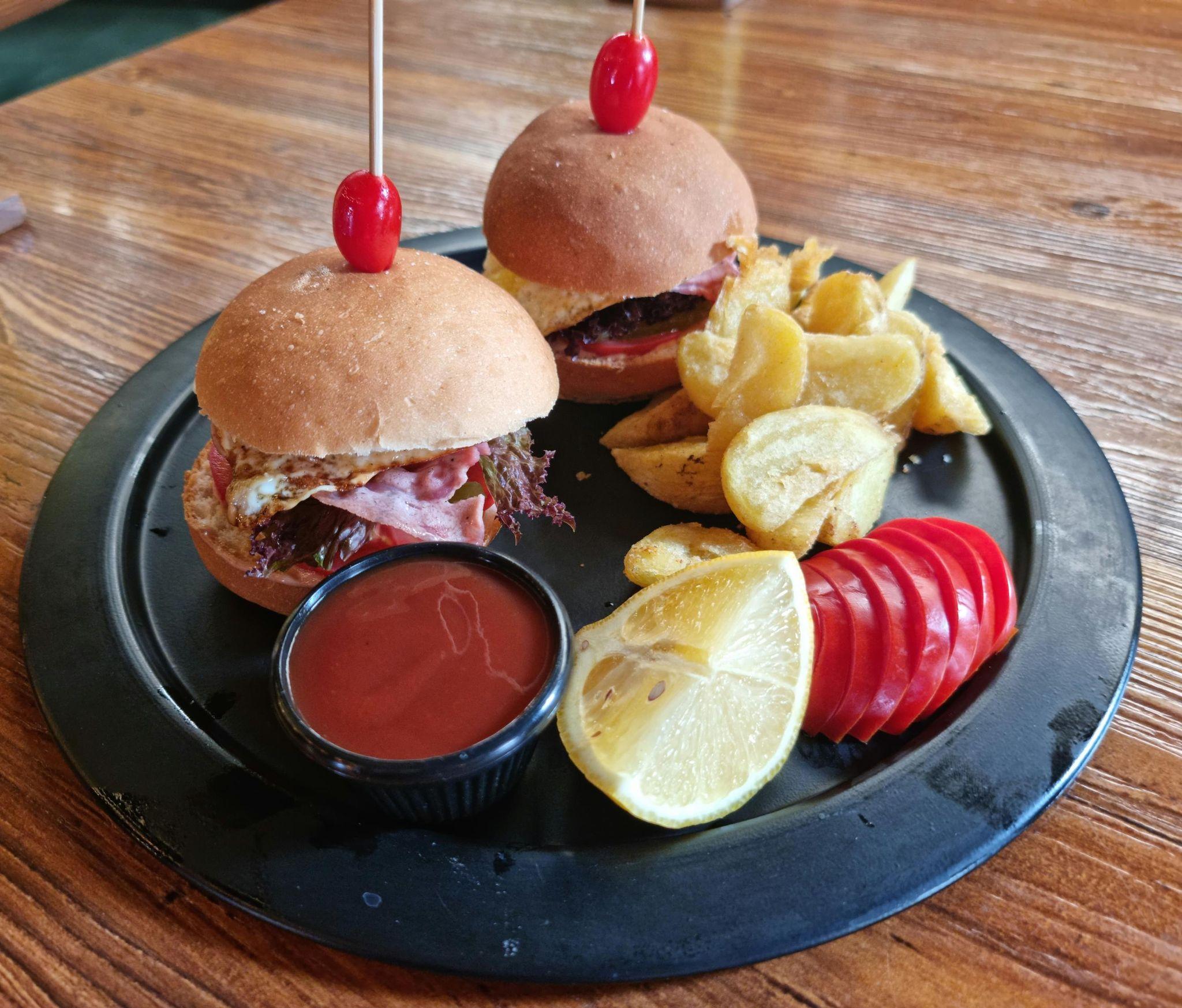 کافه تهرون Tehroon Café