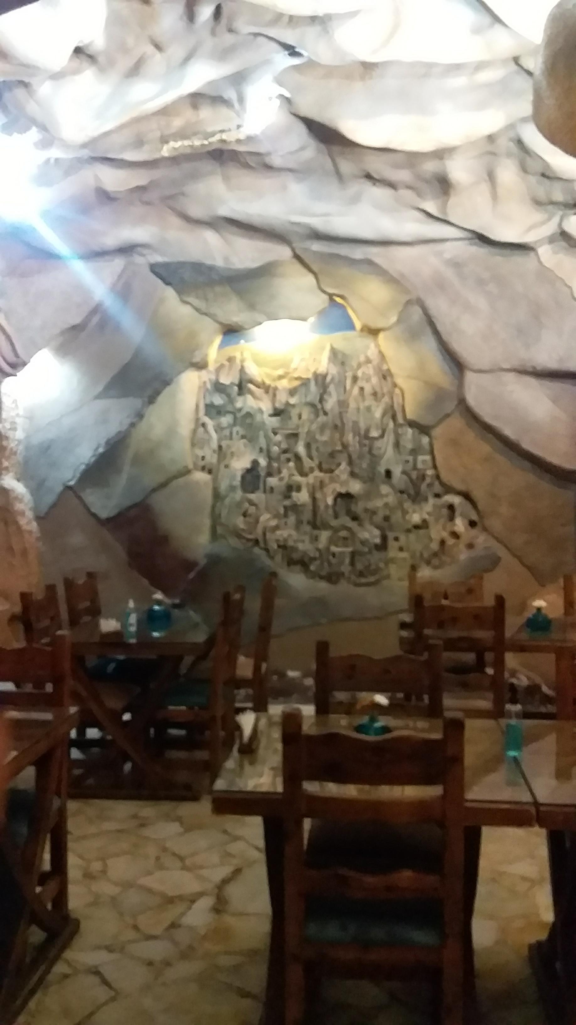 غار رستوران ققنوس